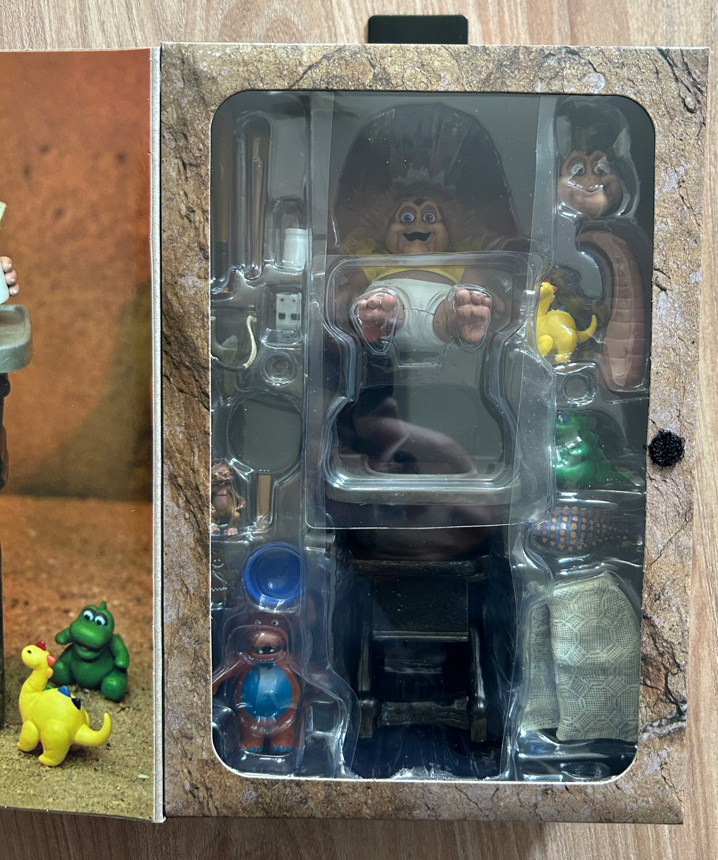 DINOSAURS - Figurine Ultimate - Baby Sinclair - 18 cm