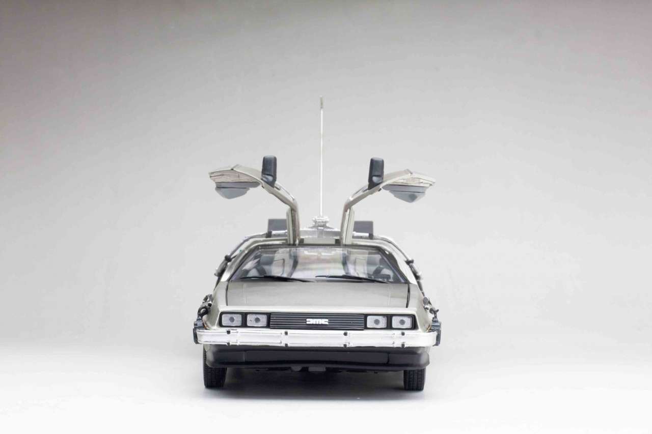 RETOUR VERS LE FUTUR I - Réplique de la DELOREAN 1/18 - Métal