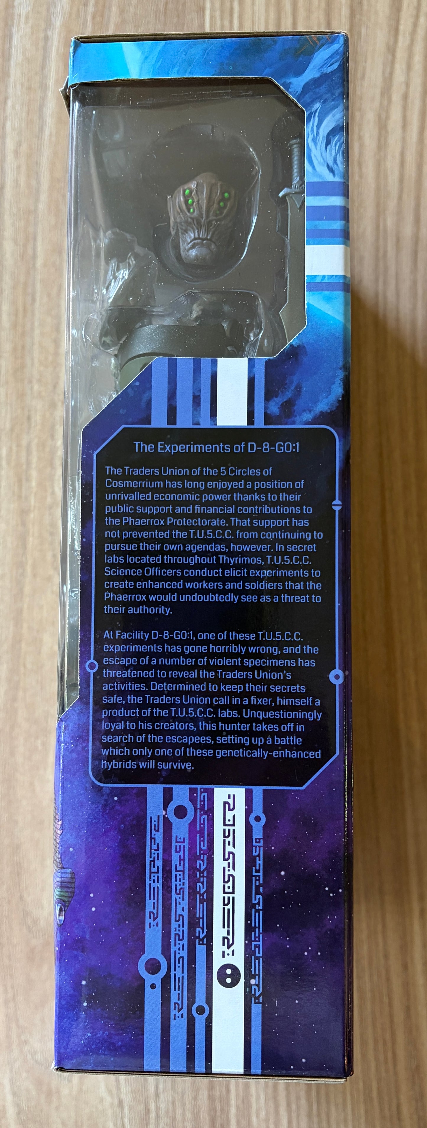 Cosmic Legions - Figurine de T.U.5.C.C. Experiment CC-24 - 1/12ème - 17 cm