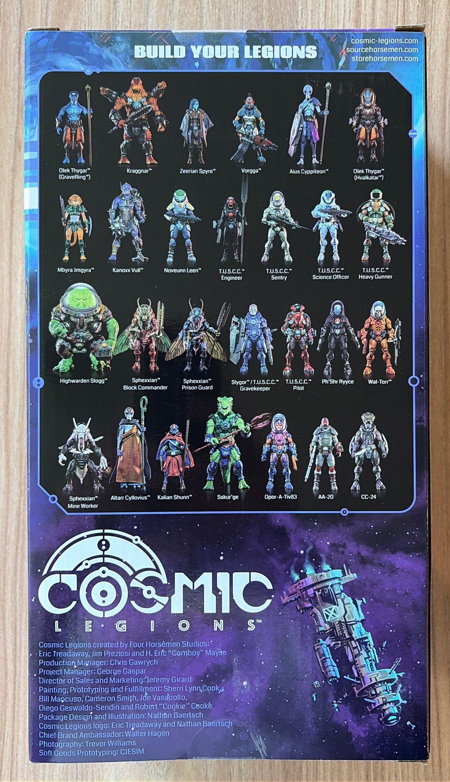 Cosmic Legions - Figurine de T.U.5.C.C. Experiment CC-24 - 1/12ème - 17 cm