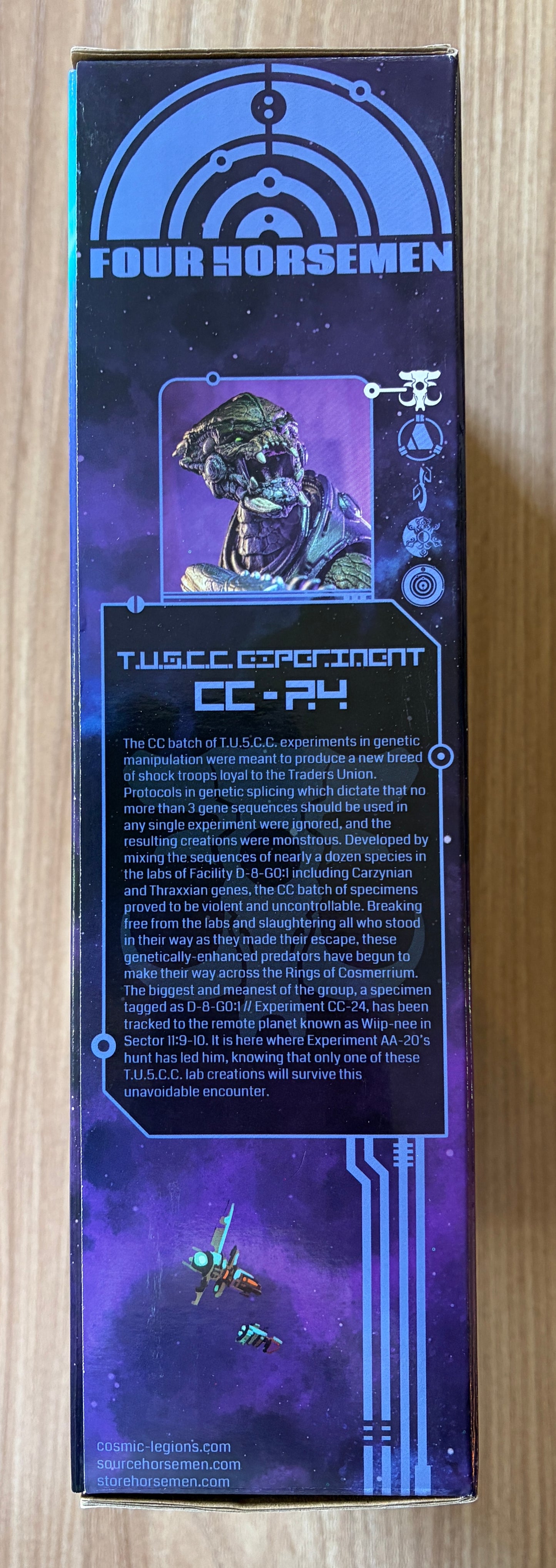 Cosmic Legions - Figurine de T.U.5.C.C. Experiment CC-24 - 1/12ème - 17 cm