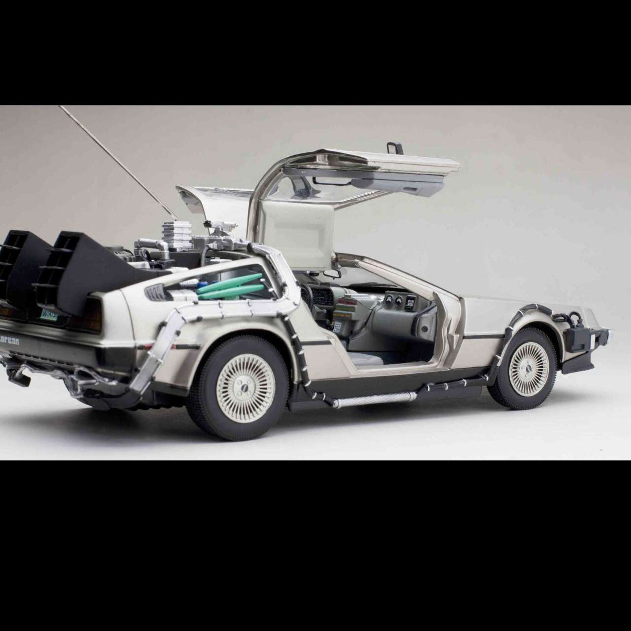 RETOUR VERS LE FUTUR I - Réplique de la DELOREAN 1/18 - Métal